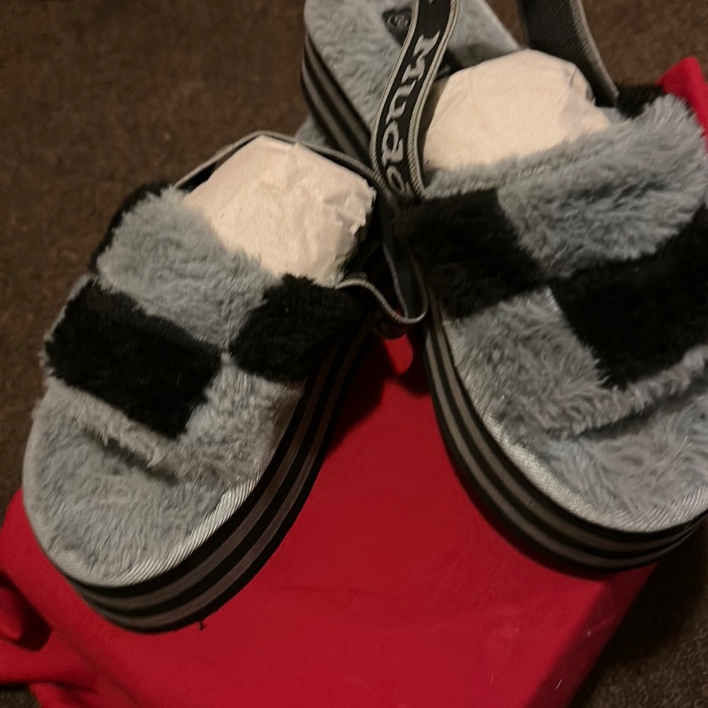 Women’s fur slide